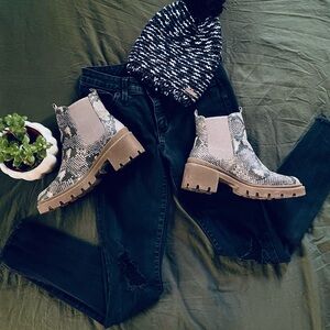 Universal Thread-Black Mid Rise Distressed Skinny Jeans-Size: 2